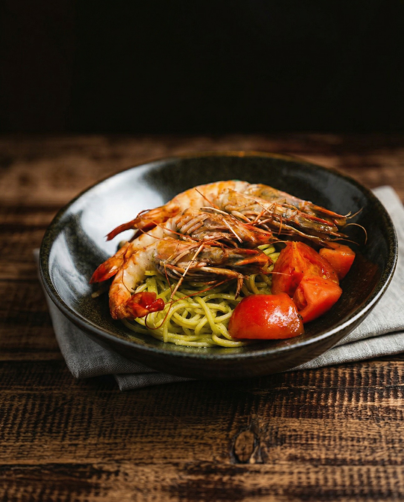Gambas sautées aux spaghetti pesto et tomates cerises