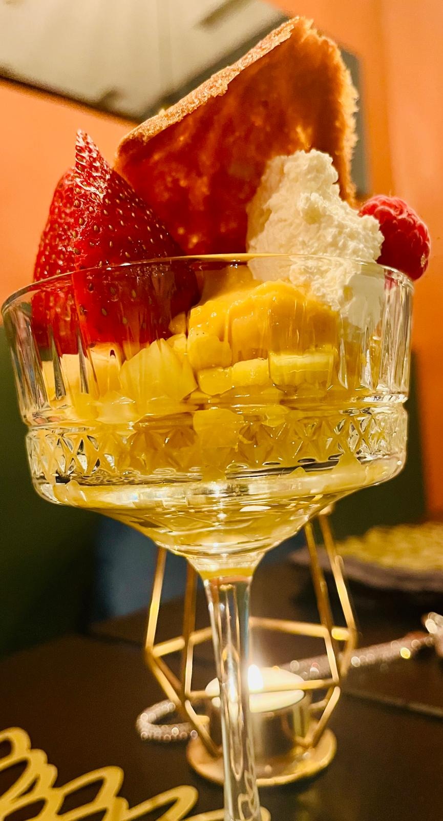 Tartar d'ananas aux fruits rouges et chantilly